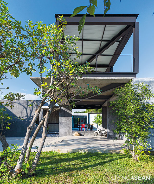 A Modern House Composed of Two Concrete Structures