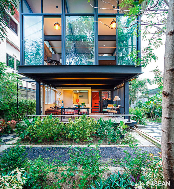 A Modern Steel Home Promotes Wellness through Nature / Living Asean