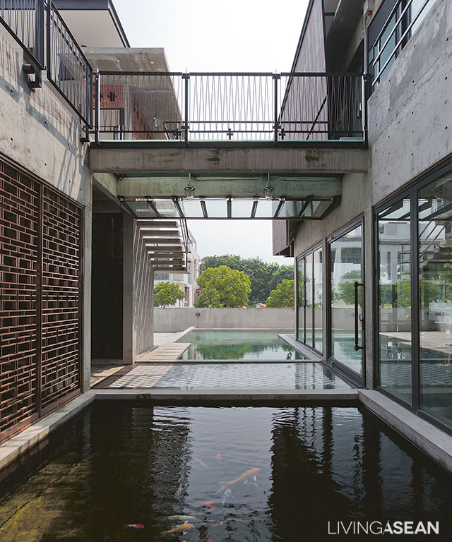 The center courtyard house plan features a serene carp fish pond. The mellifluous sound of water fits in well with the loft atmosphere. 