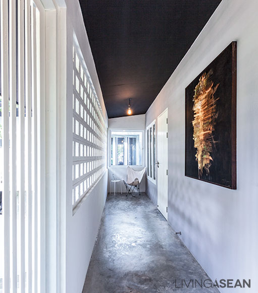 The energy-savvy double-wall corridor connects all interior spaces. 