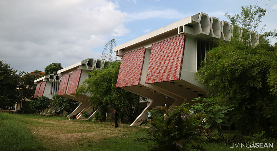 The Institute of Foreign Languages's meeting room. The floor is elevated and the roof helps tackle with the heat.