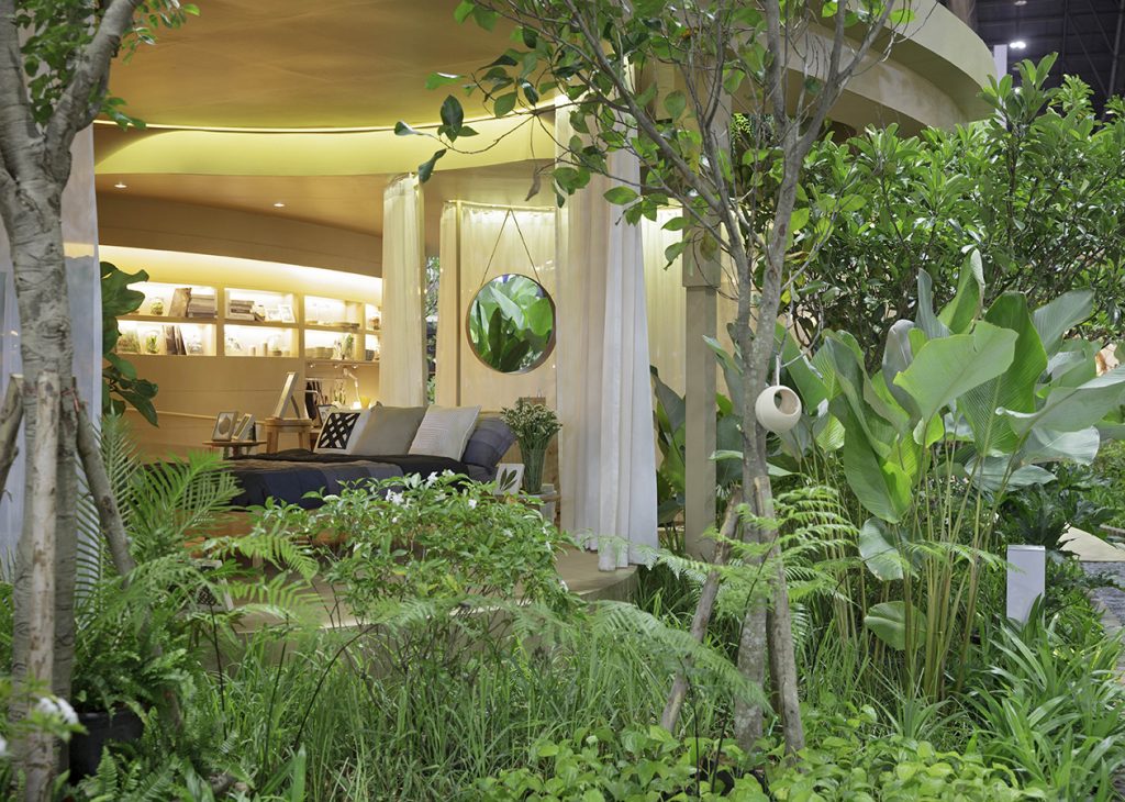 The house is surrounded by trees and plants to blur the boundary between the outside and the inside. 