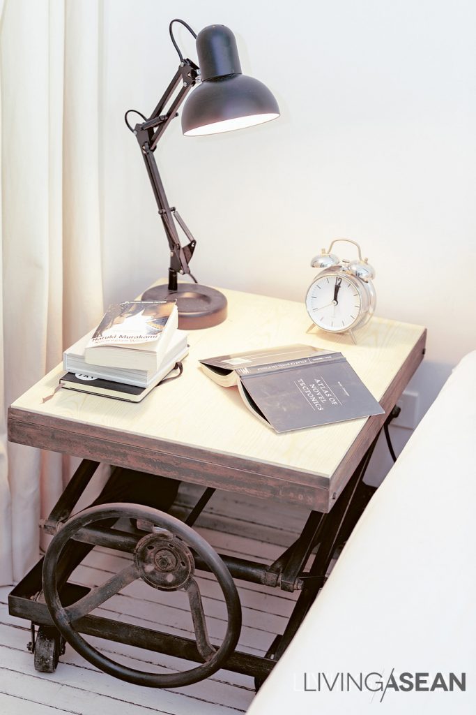 The bedside table is designed to look like an antique. The original model is vertically adjustable. To save costs, this reproduced one can only slide aside.