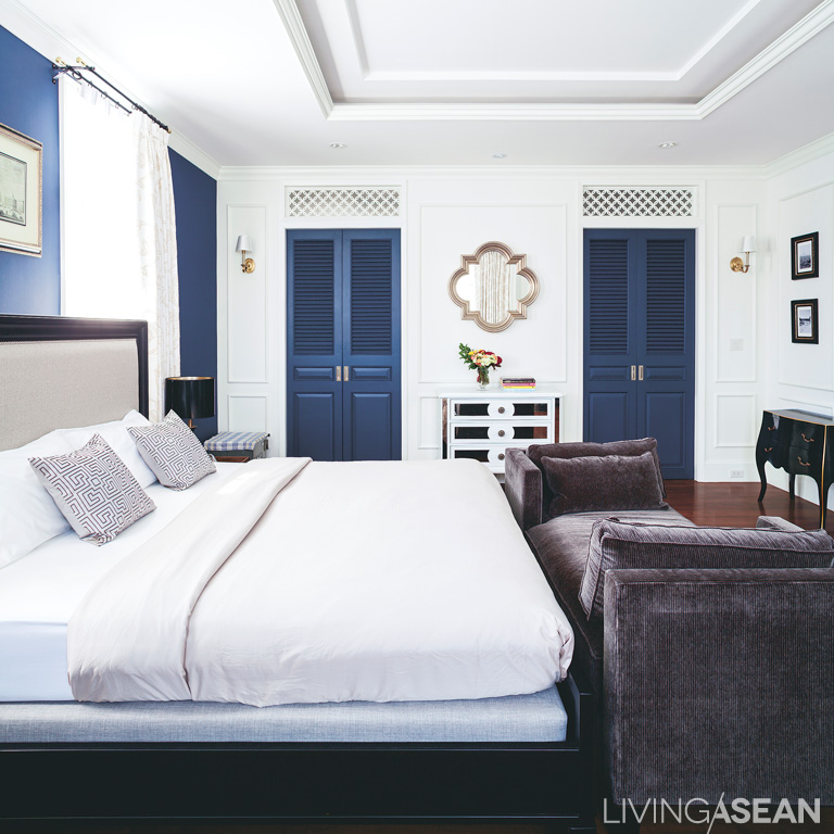 The master bedroom is symmetrically designed like a fancy hotel room. Following the designer’s suggestion, white and navy blue are used in tandem for a dignified atmosphere.