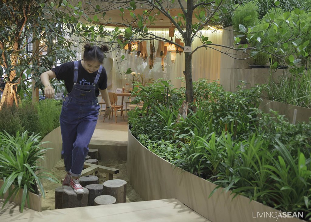 A small pathway leading to the kitchen is also a playground for children. 