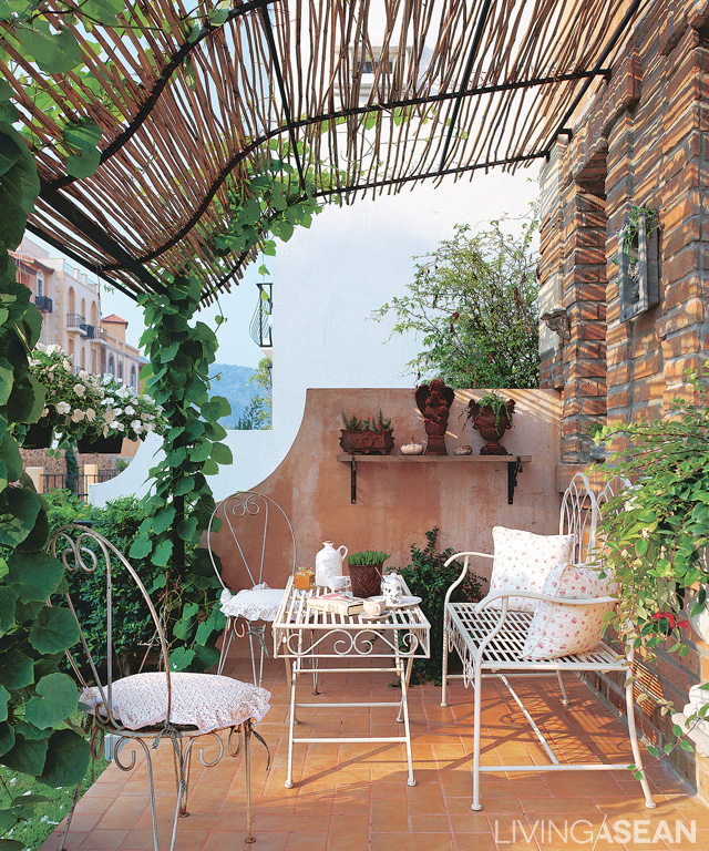 This relaxing spot is a good place to sip tea in the late morning. The owners built a trellis of umbrella bamboo here, and planted climbing vines for shade.