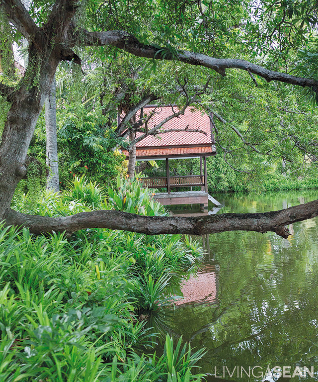 Every residential unit has a pier that juts out over the water. Made for relaxation, the raised structure is hemmed in by lush foliage and mature trees including banyan, mast, and coconut groves. Nearby, fragrant pandan plants thrive turning it into a sweet-smelling pond. 