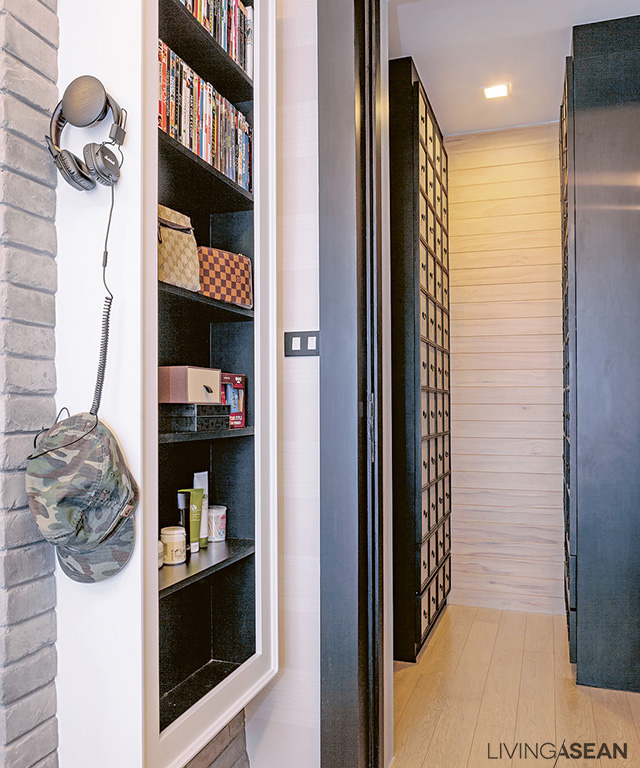 At the front door is a floor-to-ceiling shoe storage cabinet. Next to it, a 15-centimeter-deep storage shelf is raised off the floor to avoid a cluttered look. 