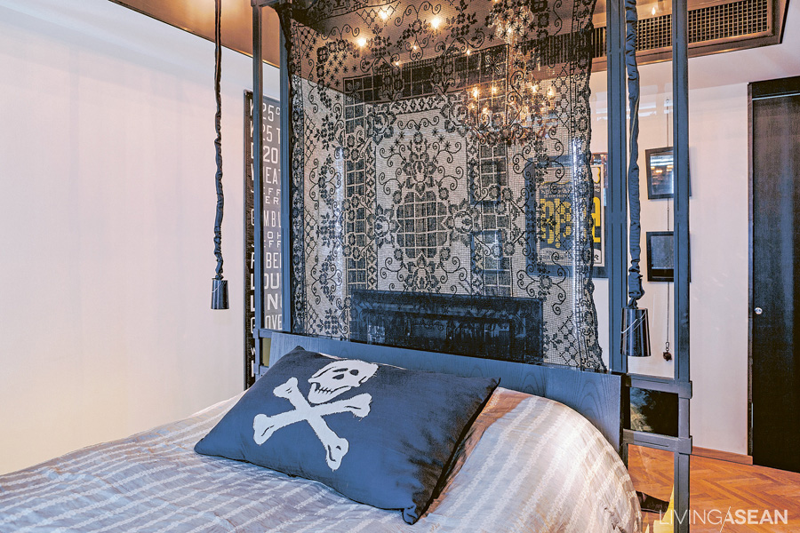 A clear glass wall sits behind the headboard. Black-dyed lace allows light to shine through. The ceiling comes in black adorned with LED lights. 
