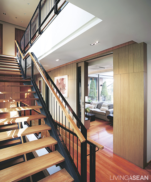 A black steel-frame staircase offset with vertical lines offers a light and modern look. 