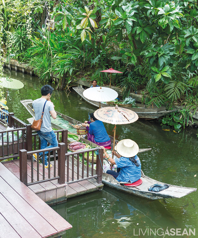The weekend is the best time to relive the past as the lush oasis comes alive with activity, including the much-talked-about Floating Market. Aboard traditional rowboats, vendors come loaded with good foods as well as fruits and produce picked fresh from neighborhood farms. 