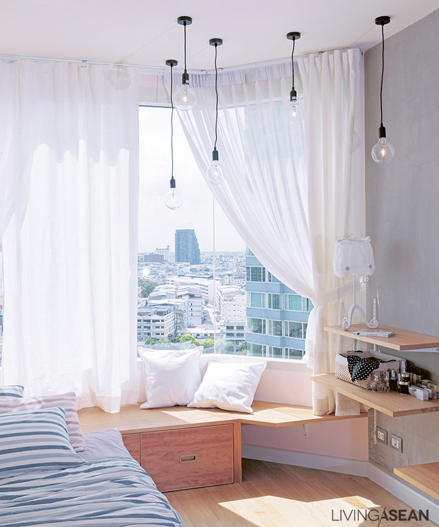 The second daughter’s small bedroom is decorated in a sweet style. At night, the cluster of hanging lamps with spherical bulbs sparkles like stars. 