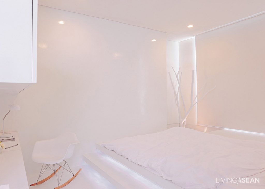“The Japanese bedroom” is a mix of Eastern influence and a tidy, pleasing contemporaneity. The bed is at a raised level, giving the feeling that the mattress sits directly on the floor. 