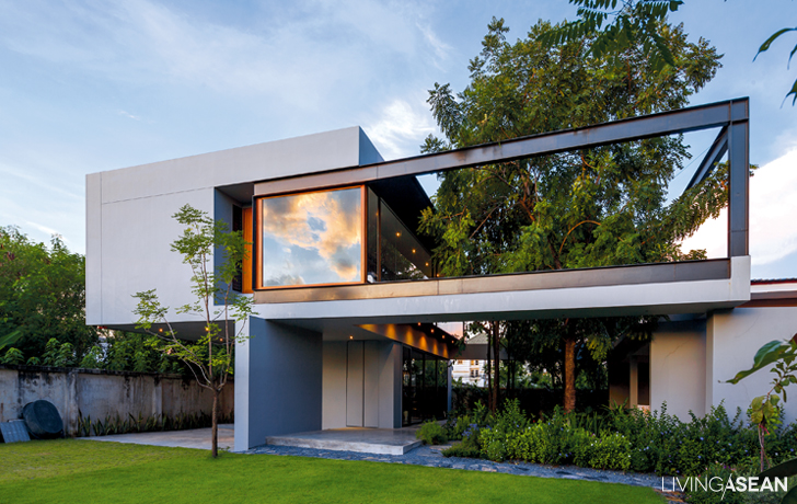 Box-Shaped House with a Tropical Style Garden