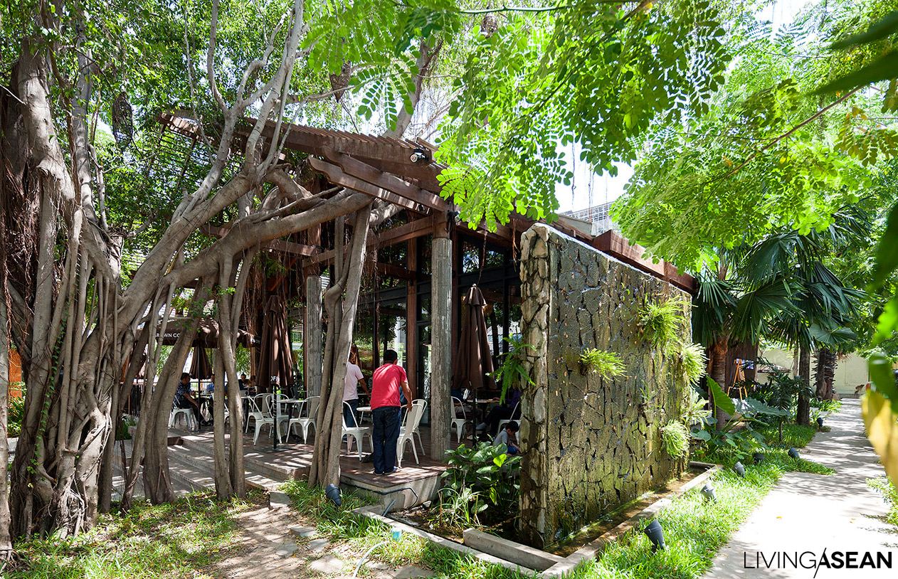 Brown a top café in Phnom Penh // Cambodian Coffee