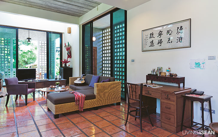 The Mix of Traditional and Modern Design in a Thai Stilt House
