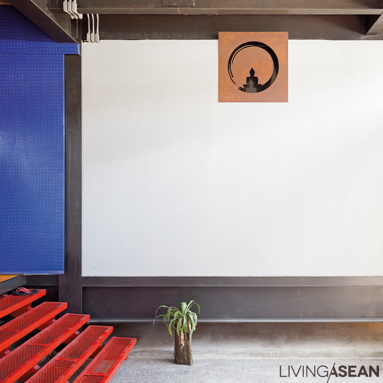 A modern Buddhist altar is made from a laser-cut metal plate, giving a raw and sleek look, which goes well with the house's materials and linings. 