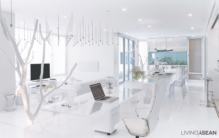 White and Bright / A Glowing White Home