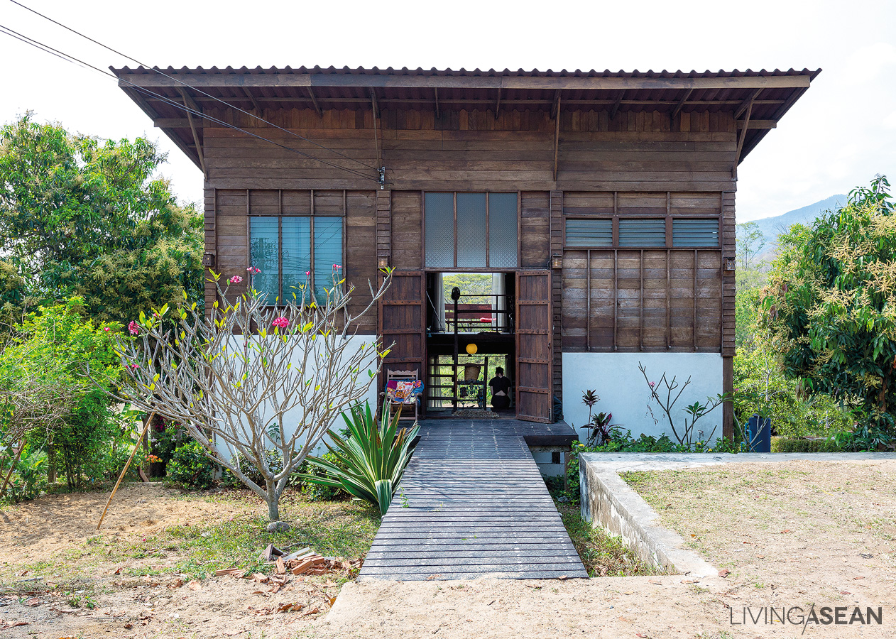 Rural Life in a Chiang Mai Farmhouse Amidst Rice Fields / Living ASEAN