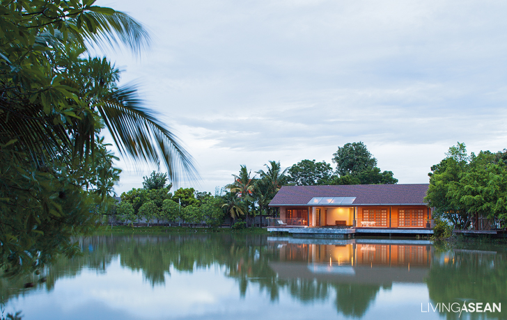 Awesome Tropical Lake House