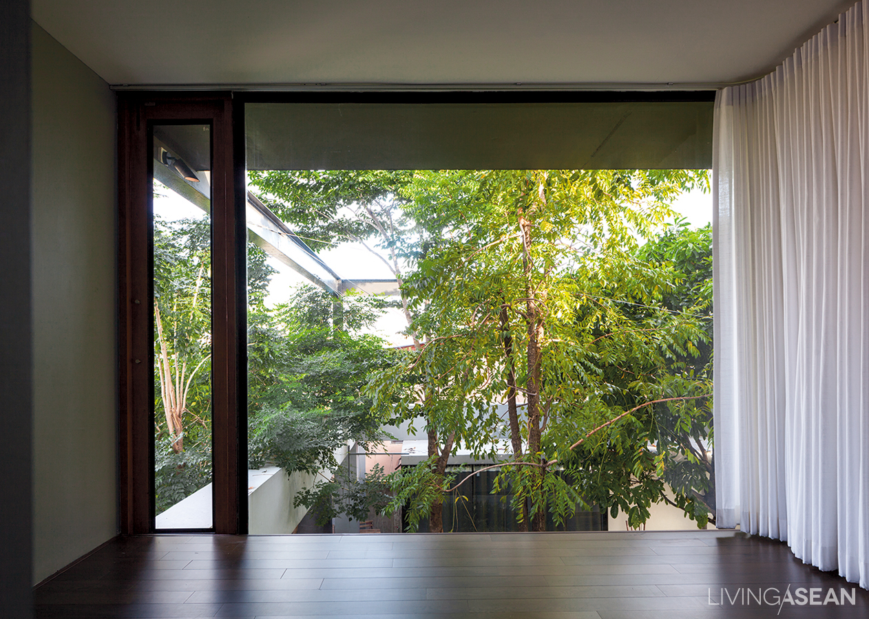 A Modern Box-Shaped House with Tropical Garden View / Living Asean