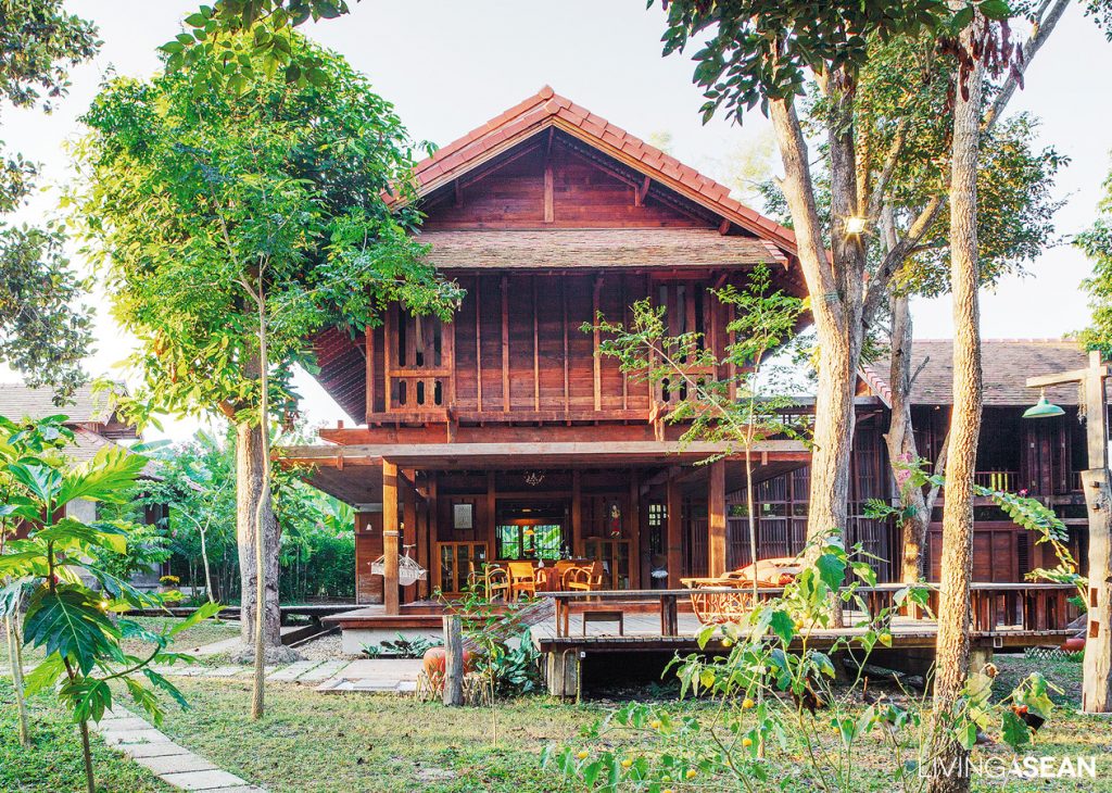 wooden-thai-house-in-the-lanna-tradition-living-asean