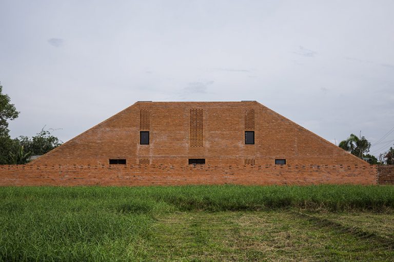 Vietnam Traditional Brick House / Living ASEAN