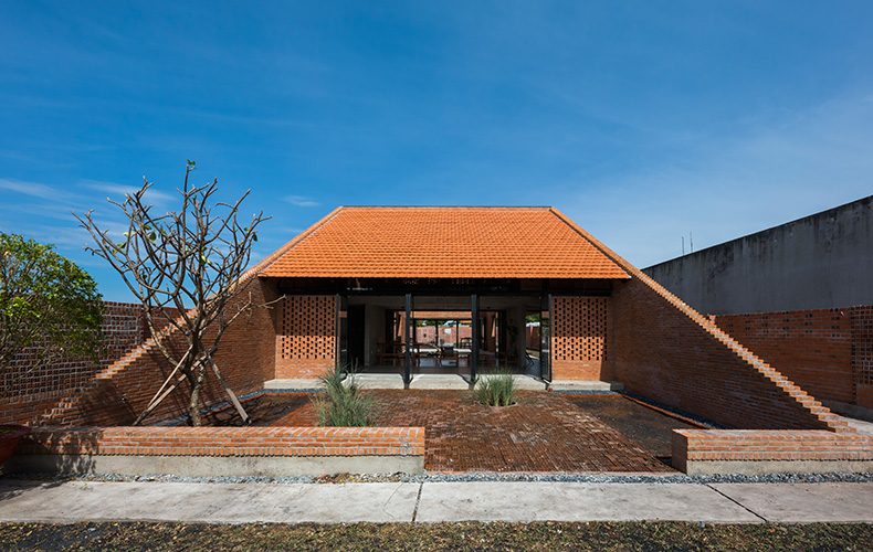 Vietnam Traditional Brick House / Living ASEAN