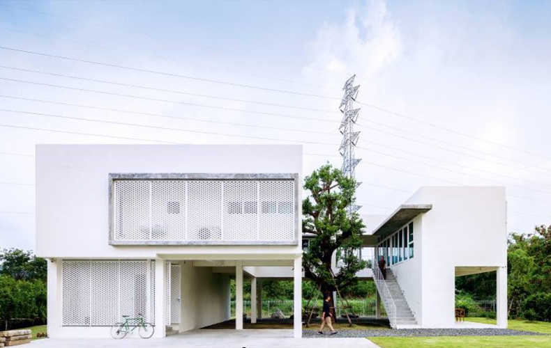 Beautiful White Box-shaped House offers the good life