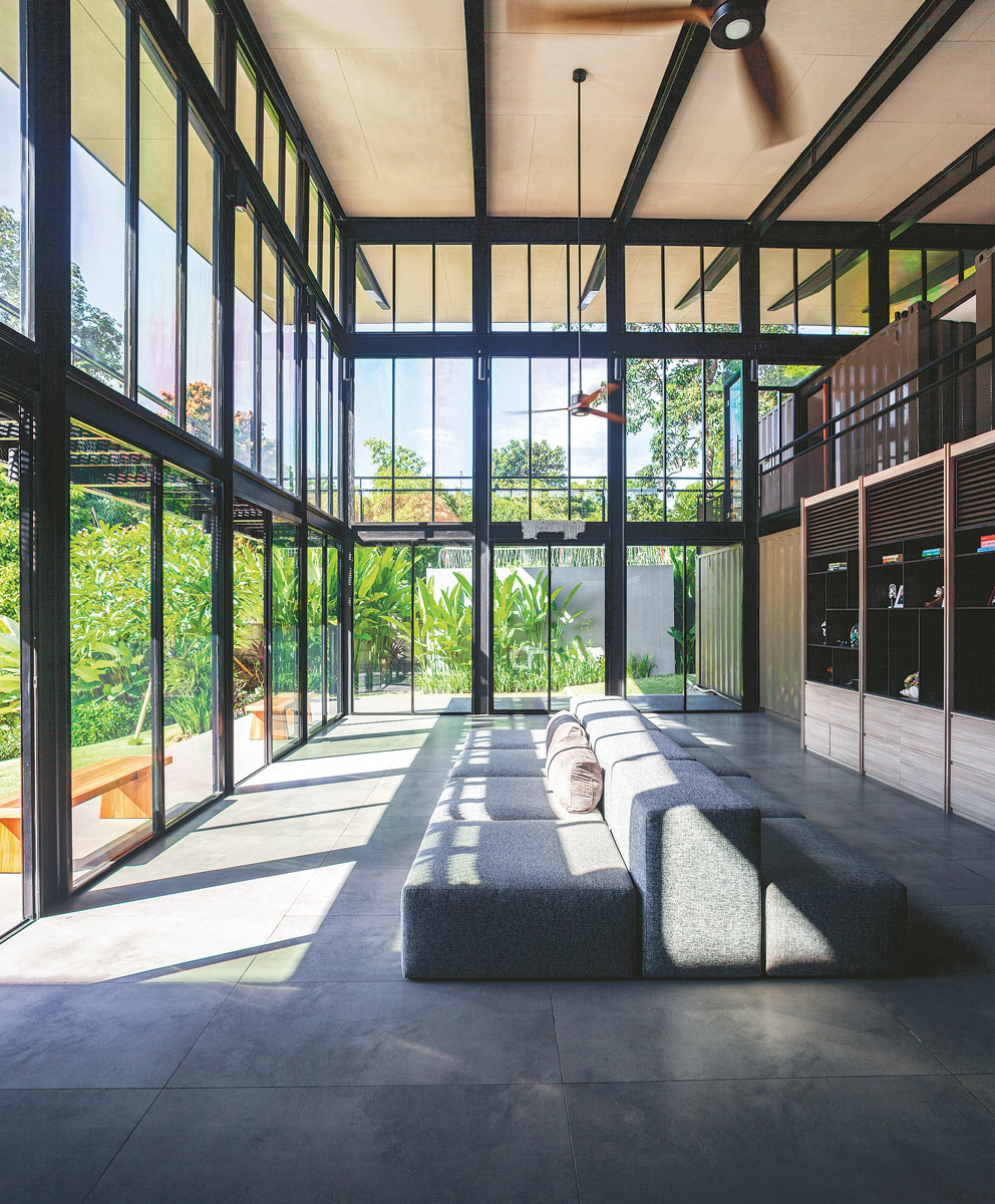 Large, spacious living room within a steel and glass frame that lets the sun in only in the morning. The tall ceiling helps reduce the heat. Evenings here are great for socializing.