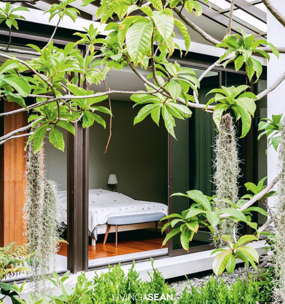 A Naturally Peaceful Single-Storey Home / Living Asean