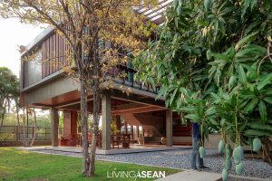 Despite its contemporary cube design, the house is built of simple materials with features that are the hallmark of the traditional house on stilts.