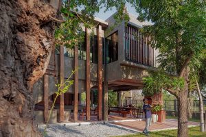 Under the canopy of tall trees, the ground floor is open to receive cool breezes blowing in from the southwest.