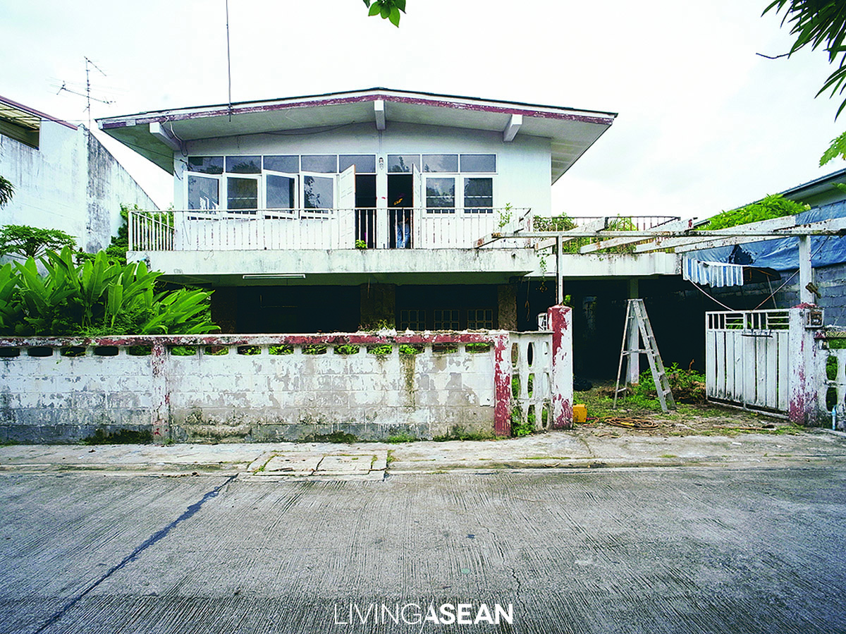 Before renovation: The old house looks a bit tired and out of date.