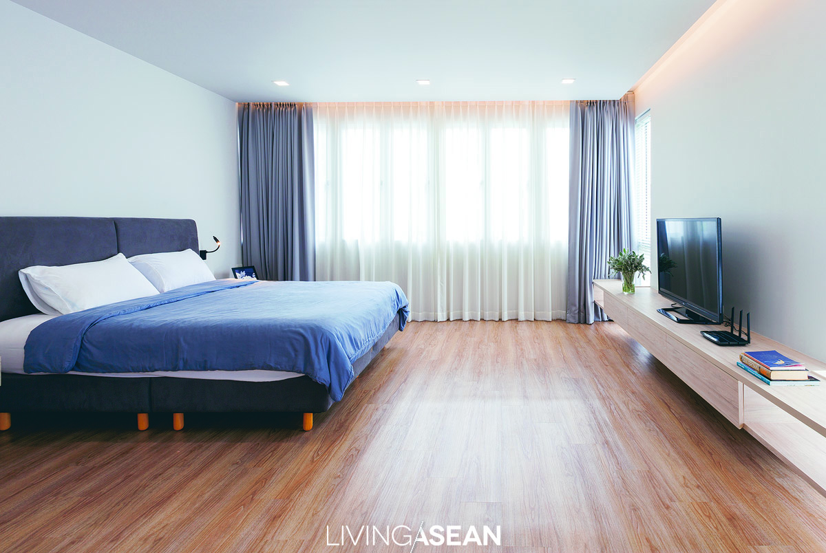 Off-white walls make the bedroom feel more spacious, while light fine wood floors are perfect for every room.