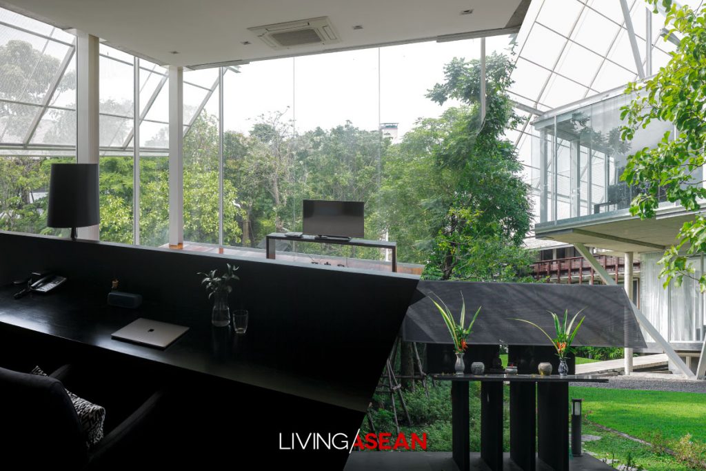 A Modern House Exudes the Charm of Bygone Days / Living Asean