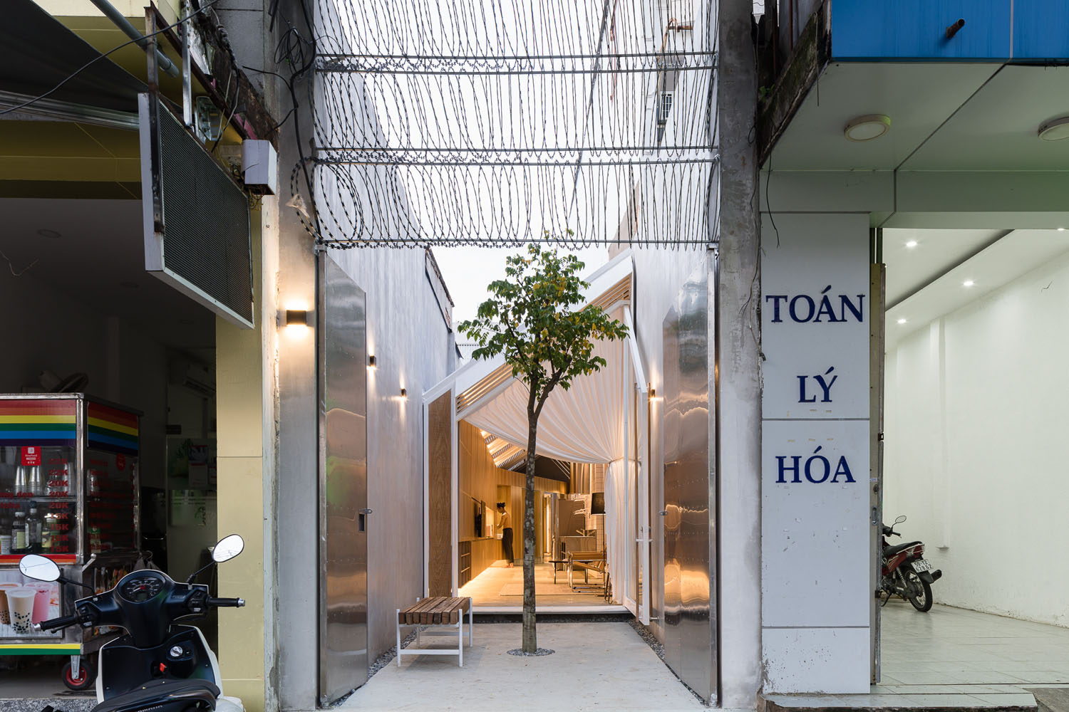 Modern House / Modern Skinny House on a Narrow Lot in Ho Chi Minh City