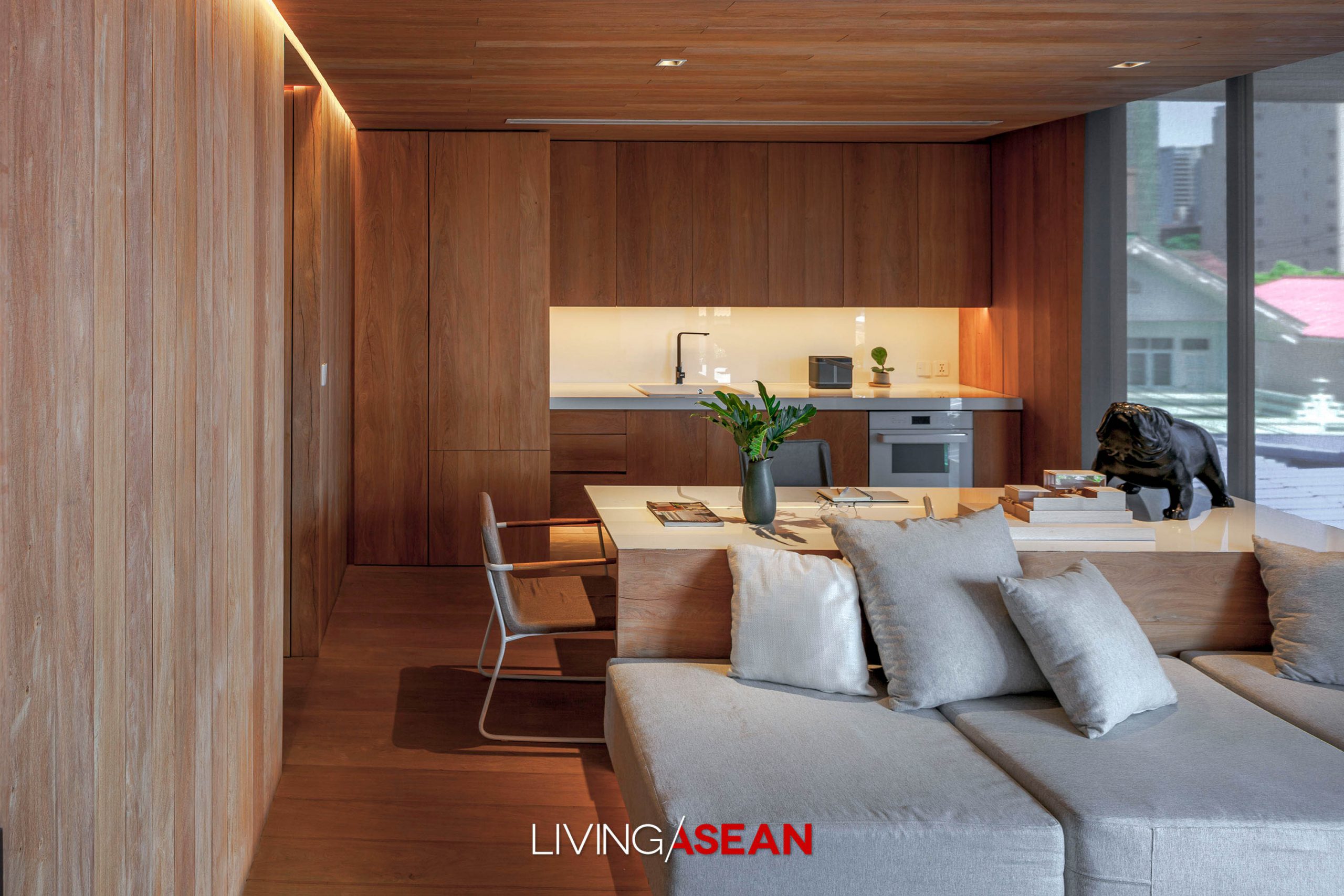 A Minimalist House with the Warm Elegance of Wood