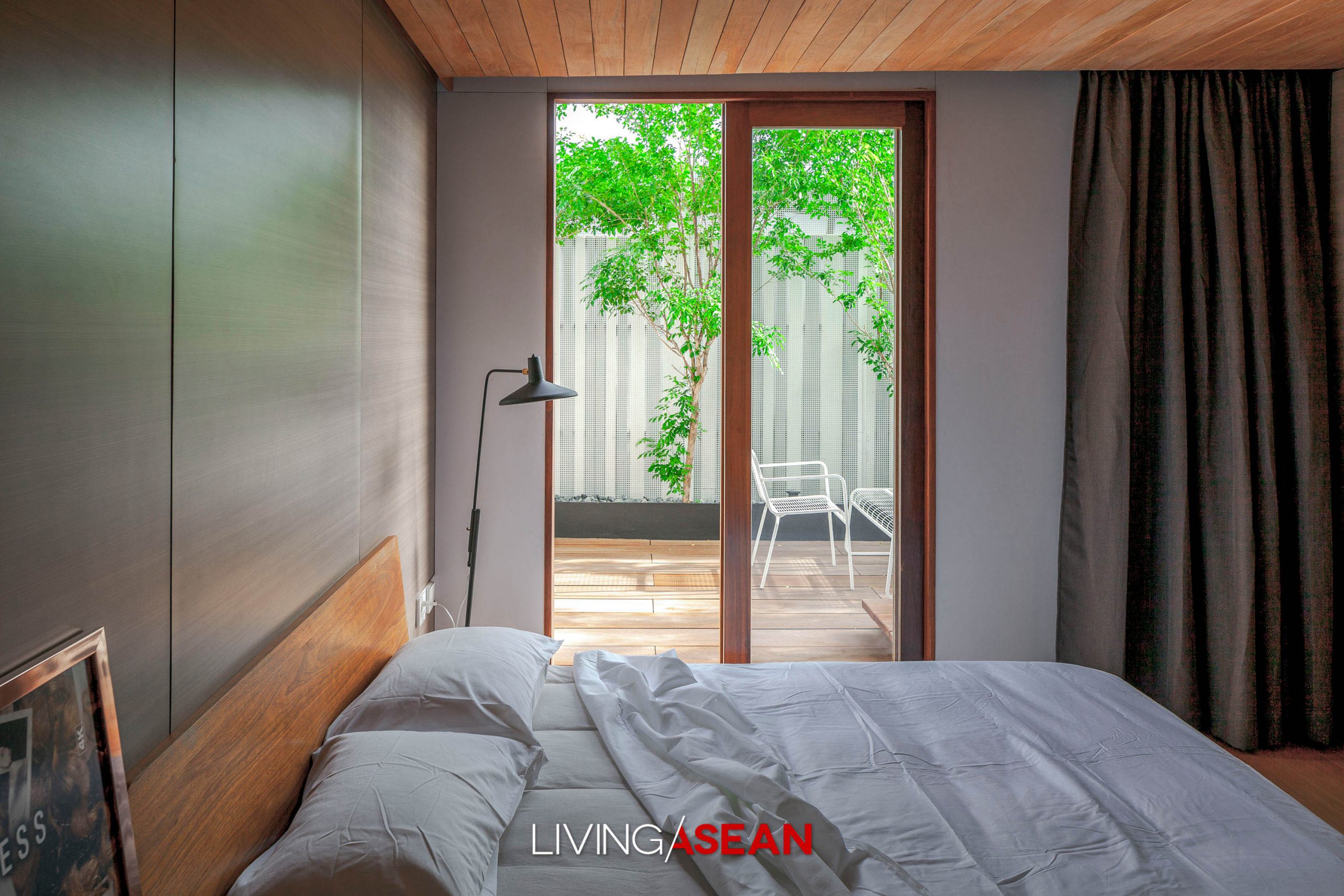 A Minimalist House with the Warm Elegance of Wood