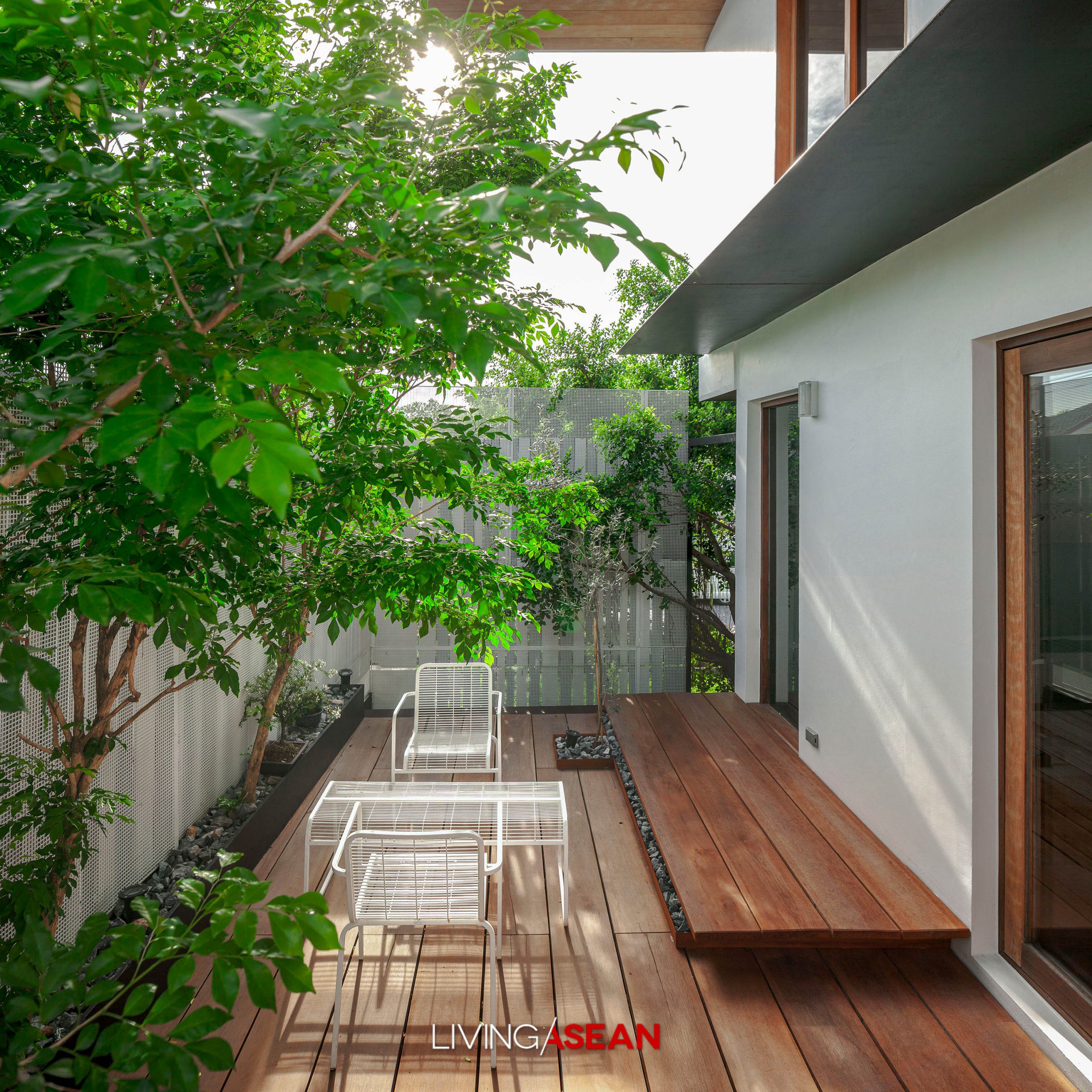 A Minimalist House with the Warm Elegance of Wood