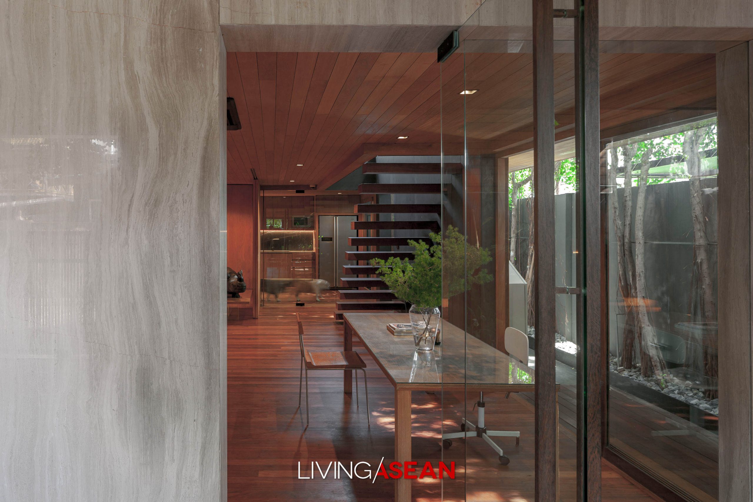 A Minimalist House with the Warm Elegance of Wood