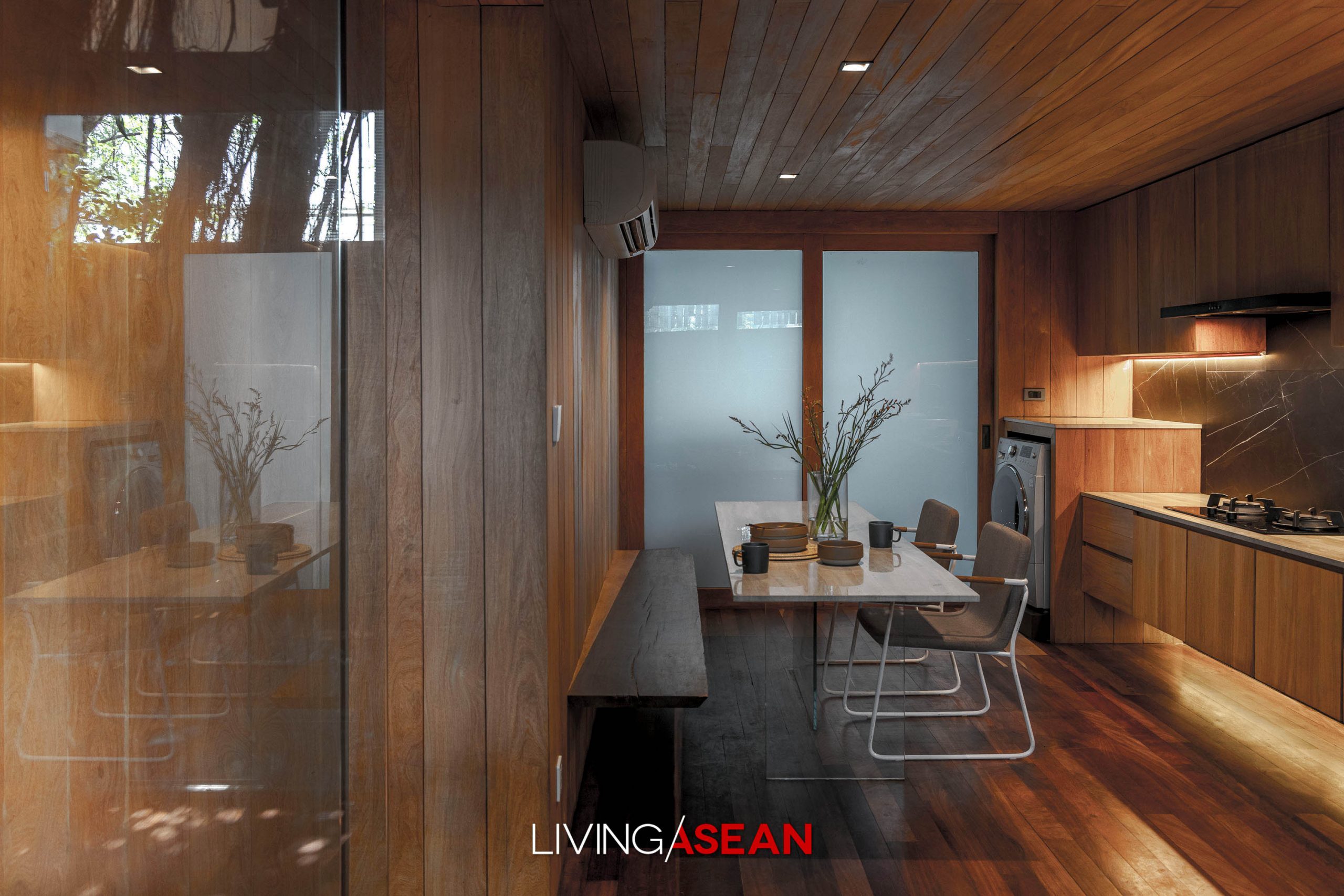 A Minimalist House with the Warm Elegance of Wood