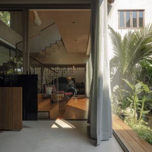 AN OLD HOUSE TURNS INTO AN AIRY TROPICAL HOME / Living Asean