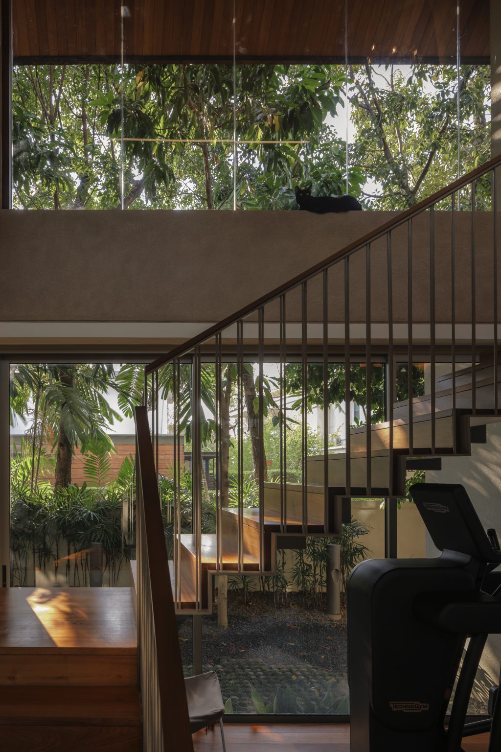 AN OLD HOUSE TURNS INTO AN AIRY TROPICAL HOME / Living Asean