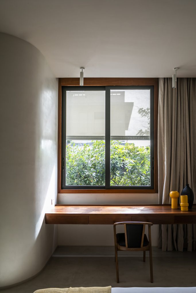 Small Houses in Cambodia: A Cozy Garden Compensates for Limited Space ...