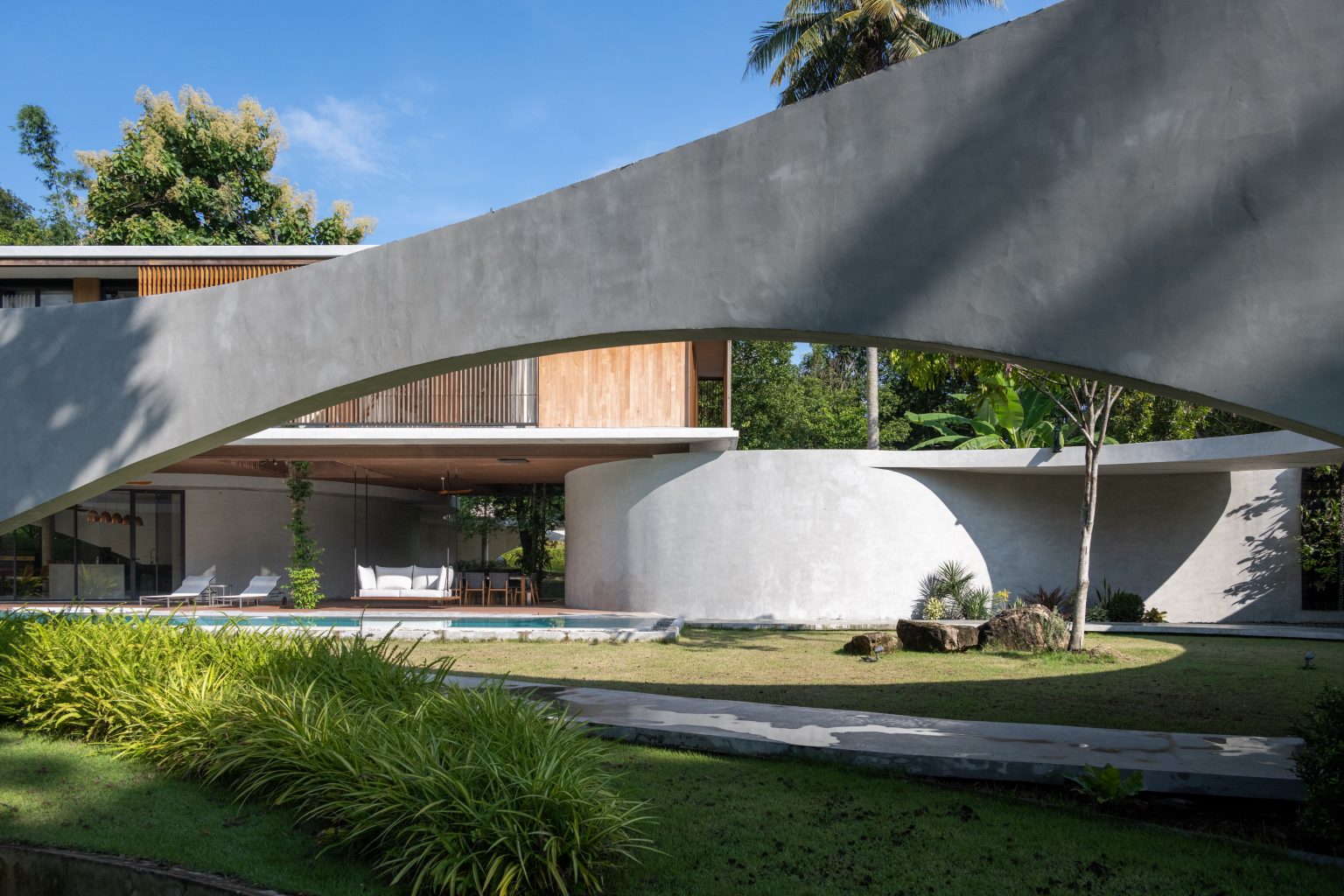 Winding Villa: A Retreat Where Design Syncs with the Wild / Living Asean