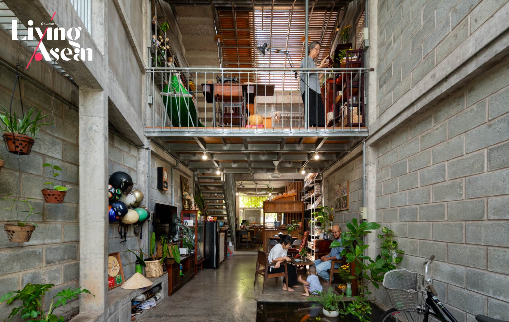 A Narrow, Multigenerational Home Lets Nature Permeate
