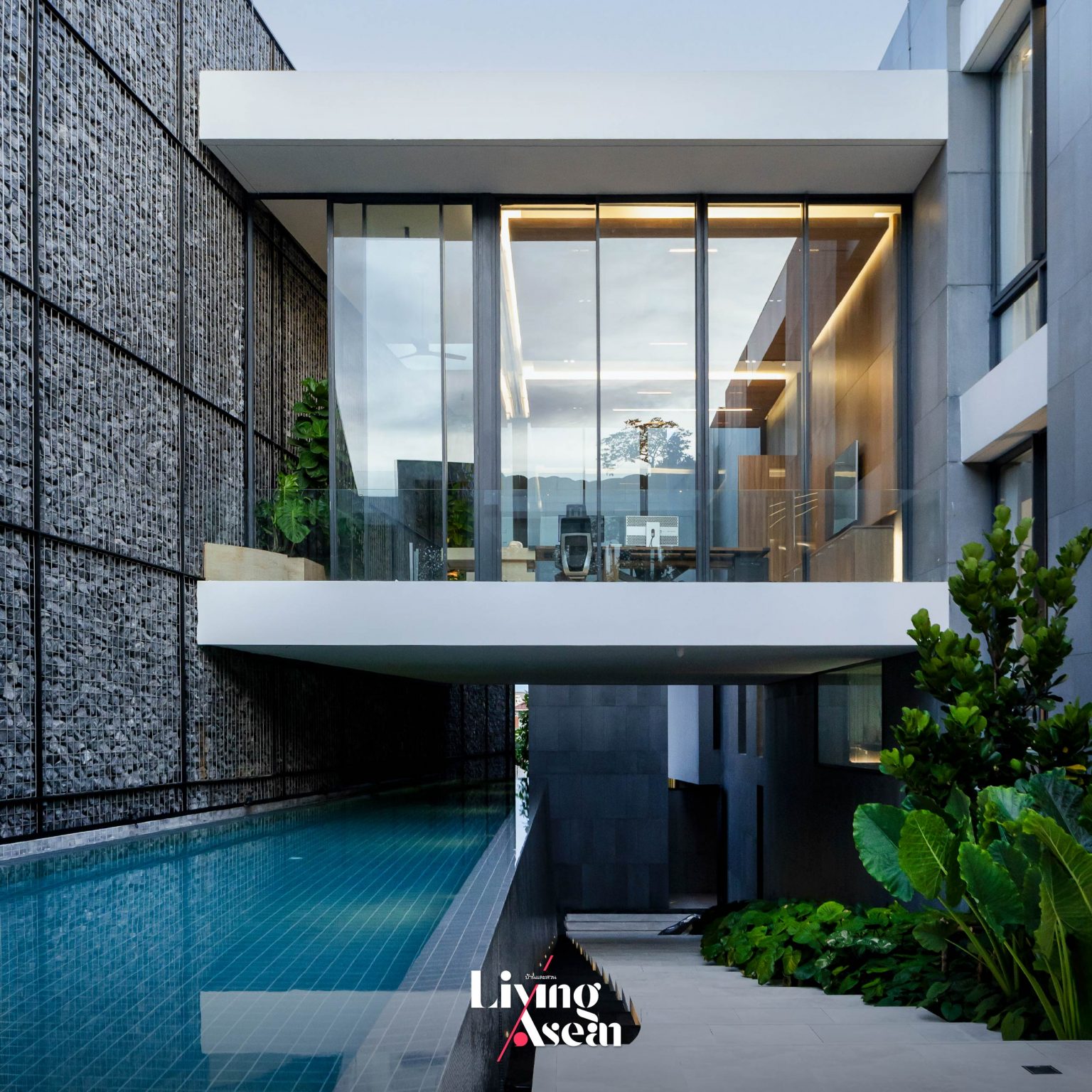 Earth & Sky House: A Private World Connected to Nature / Living ASEAN