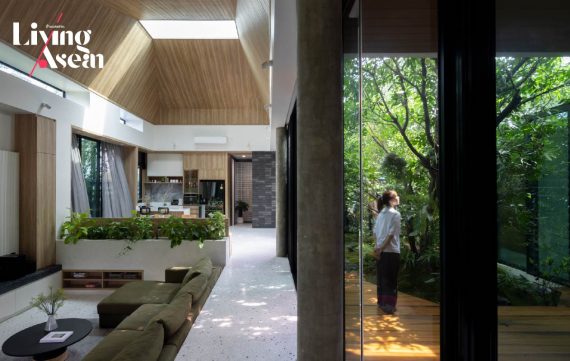 A Single-Story Home That Grows in Company with Trees