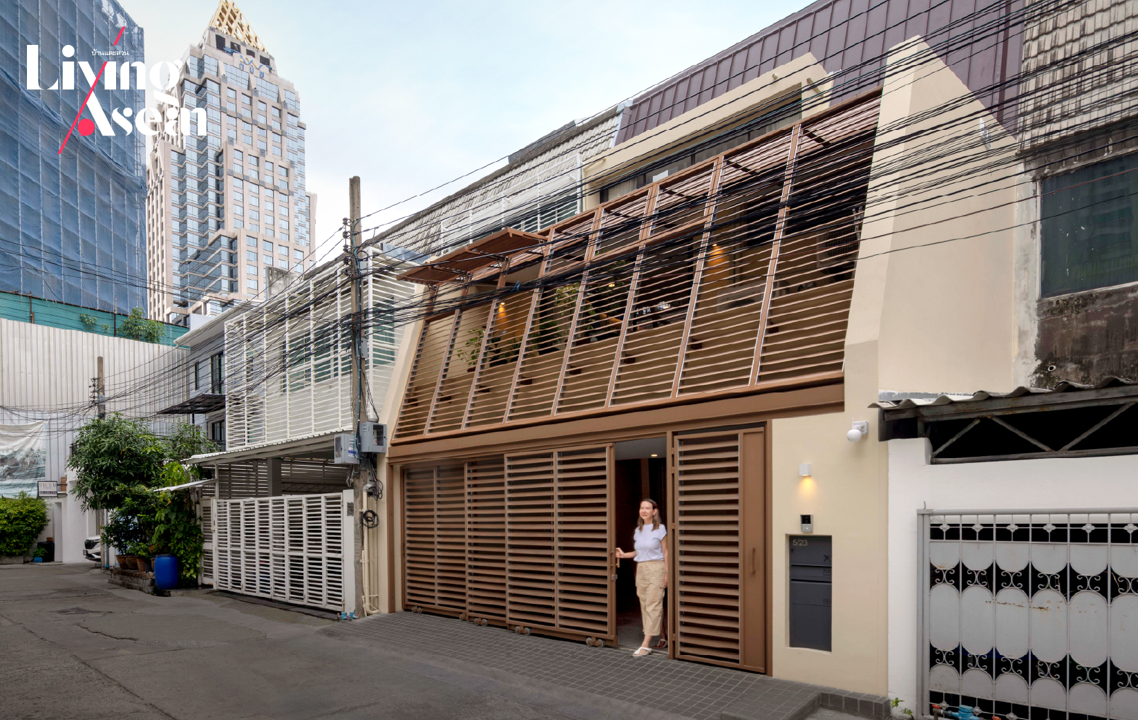 An Urban Townhouse Renovated for the Comfort of an Aging Parent